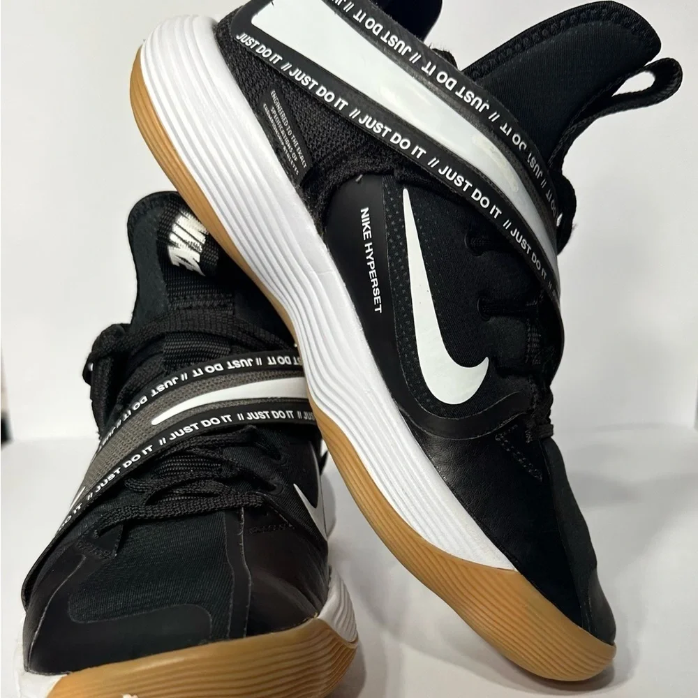 Nike Kids Black Athletic Shoes pre owned excelente conditions size 8.5